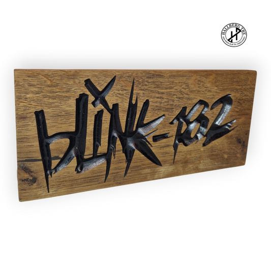 Blink-182-skilt i massiv eik sett fra en annen vinkel