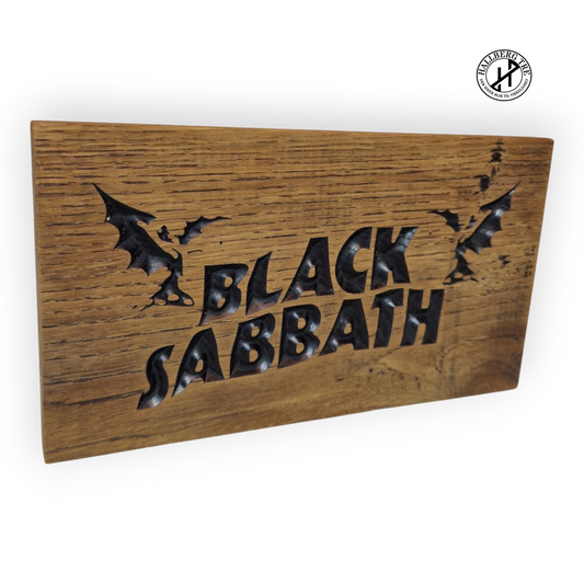 Black Sabbath-logo i eik, nærbilde