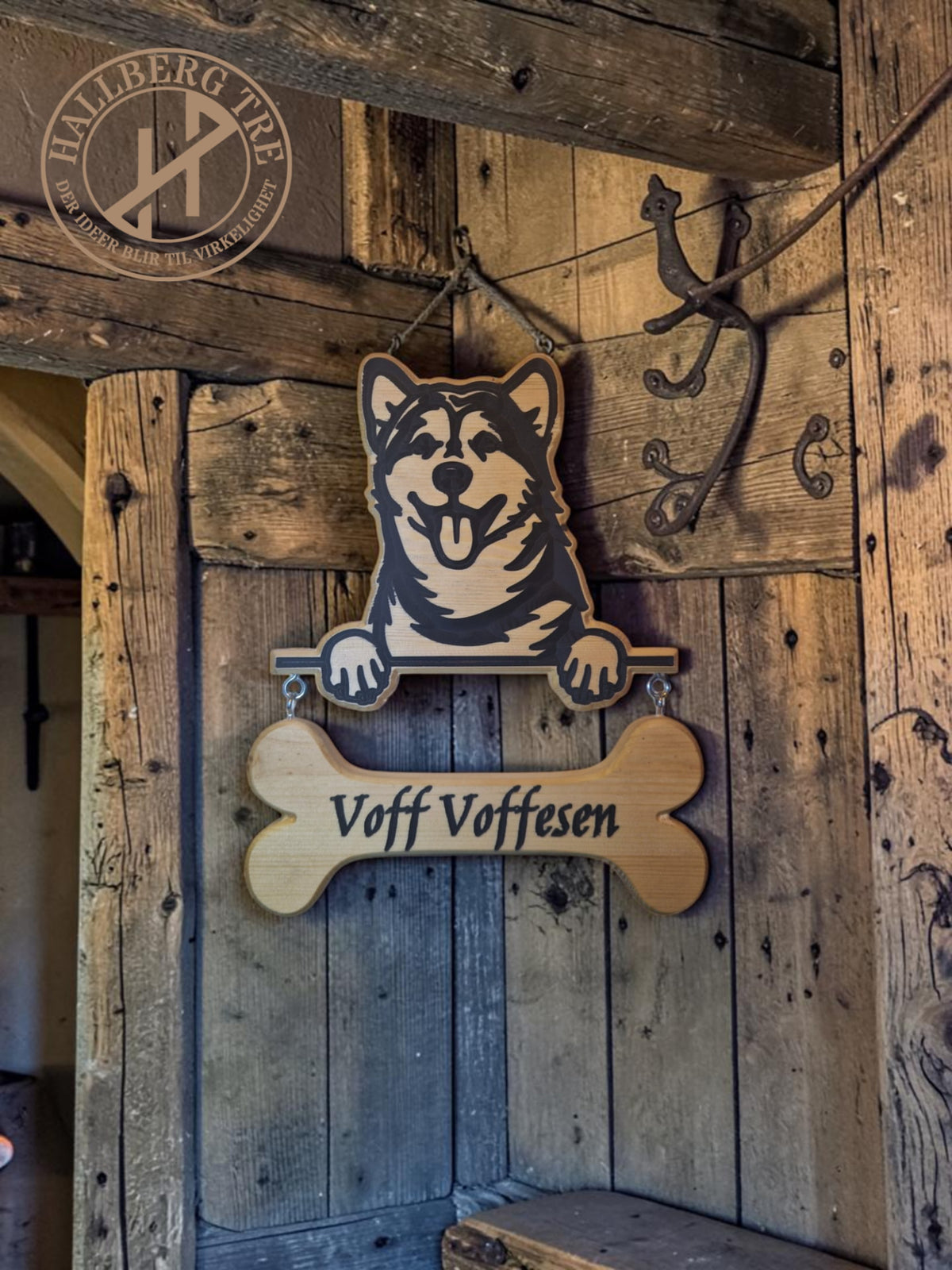 Hunderaseskilt i furu med hundebein og personlig navn