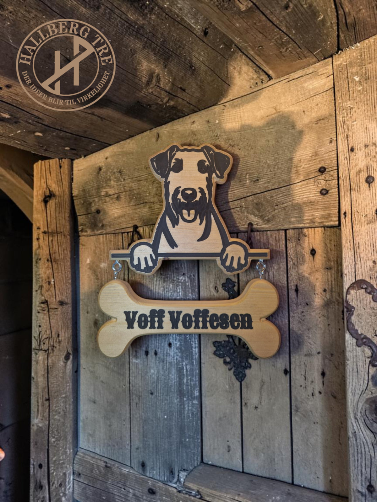 Hunderaseskilt i furu med hundesilhuett og hengende navneskilt