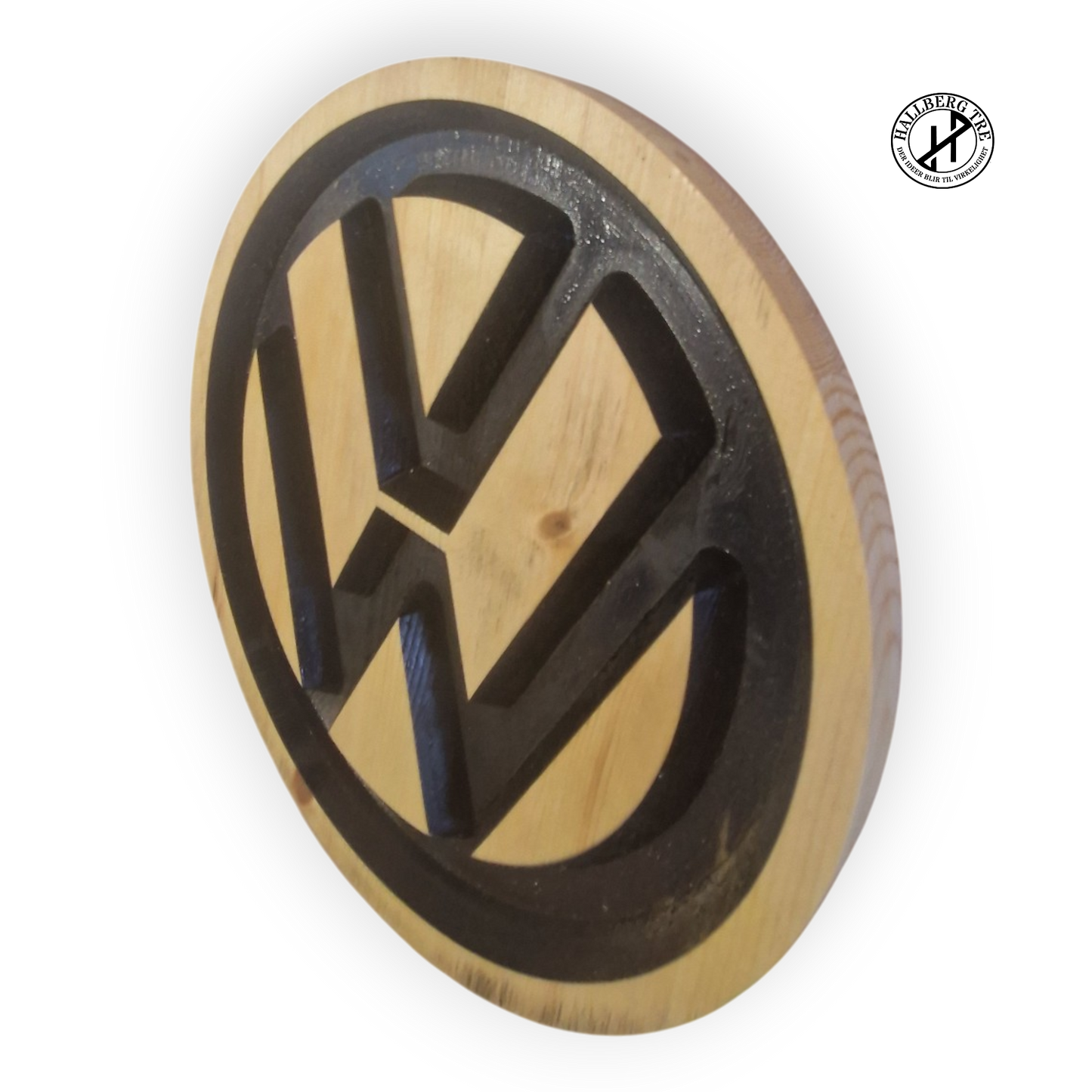 Serveringsbrett i furu med Volkswagen-logo - detalj