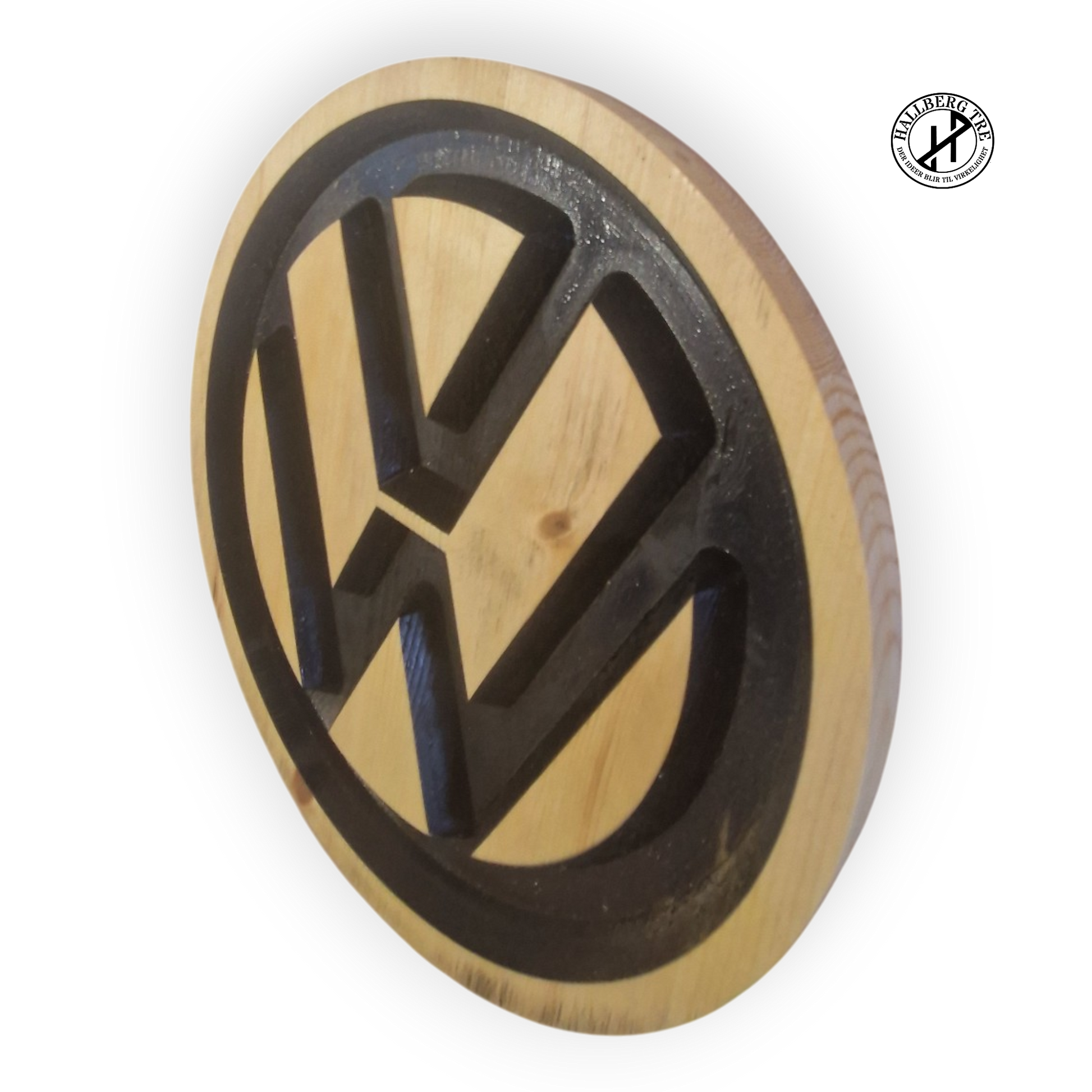 Serveringsbrett i furu med Volkswagen-logo - detalj