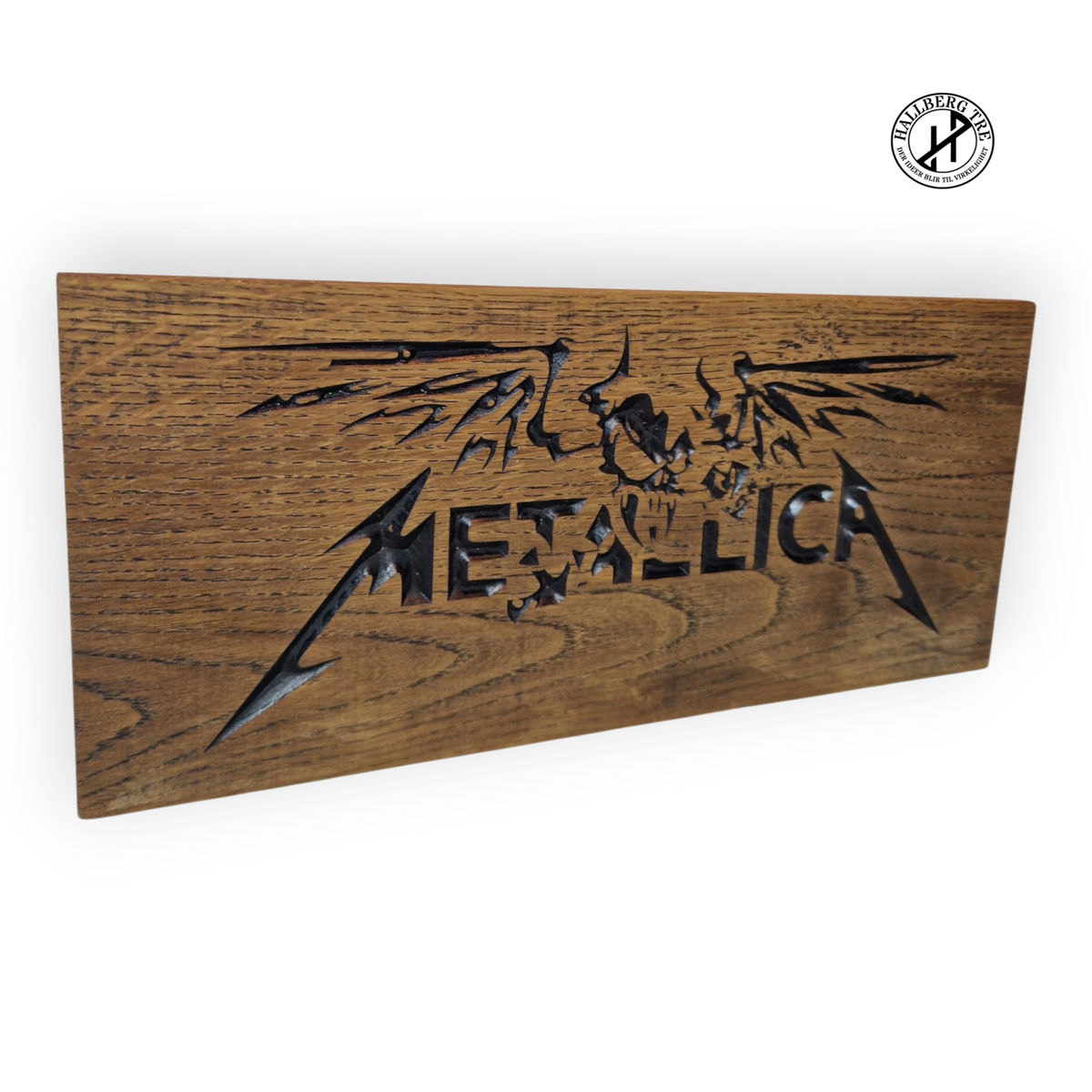Metallica-skilt i massiv eik sett fra en annen vinkel