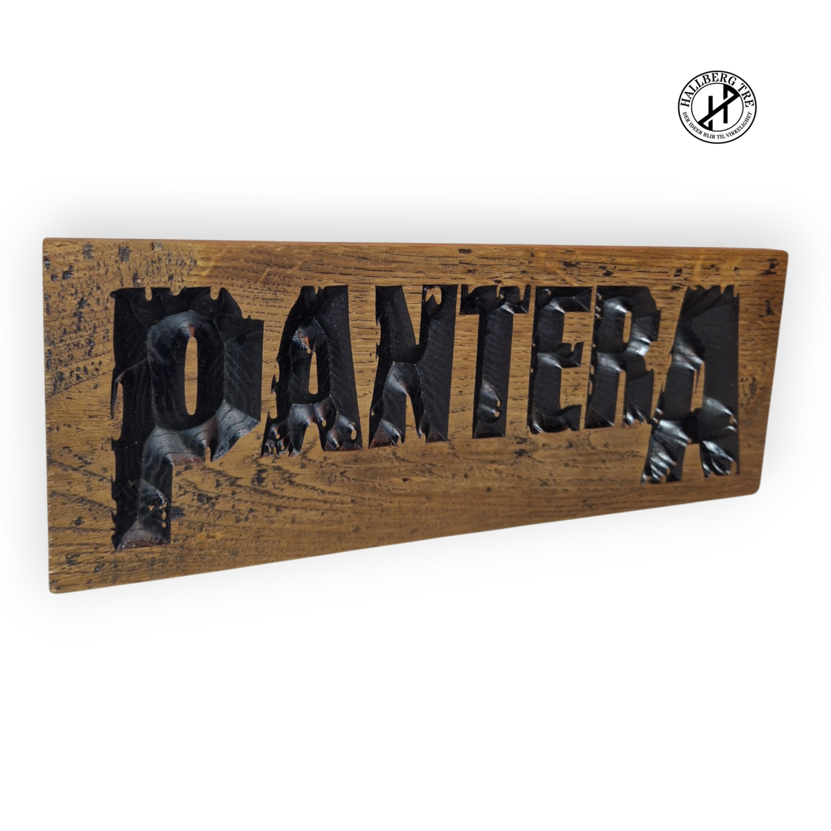 Pantera-skilt i massiv eik sett fra en annen vinkel