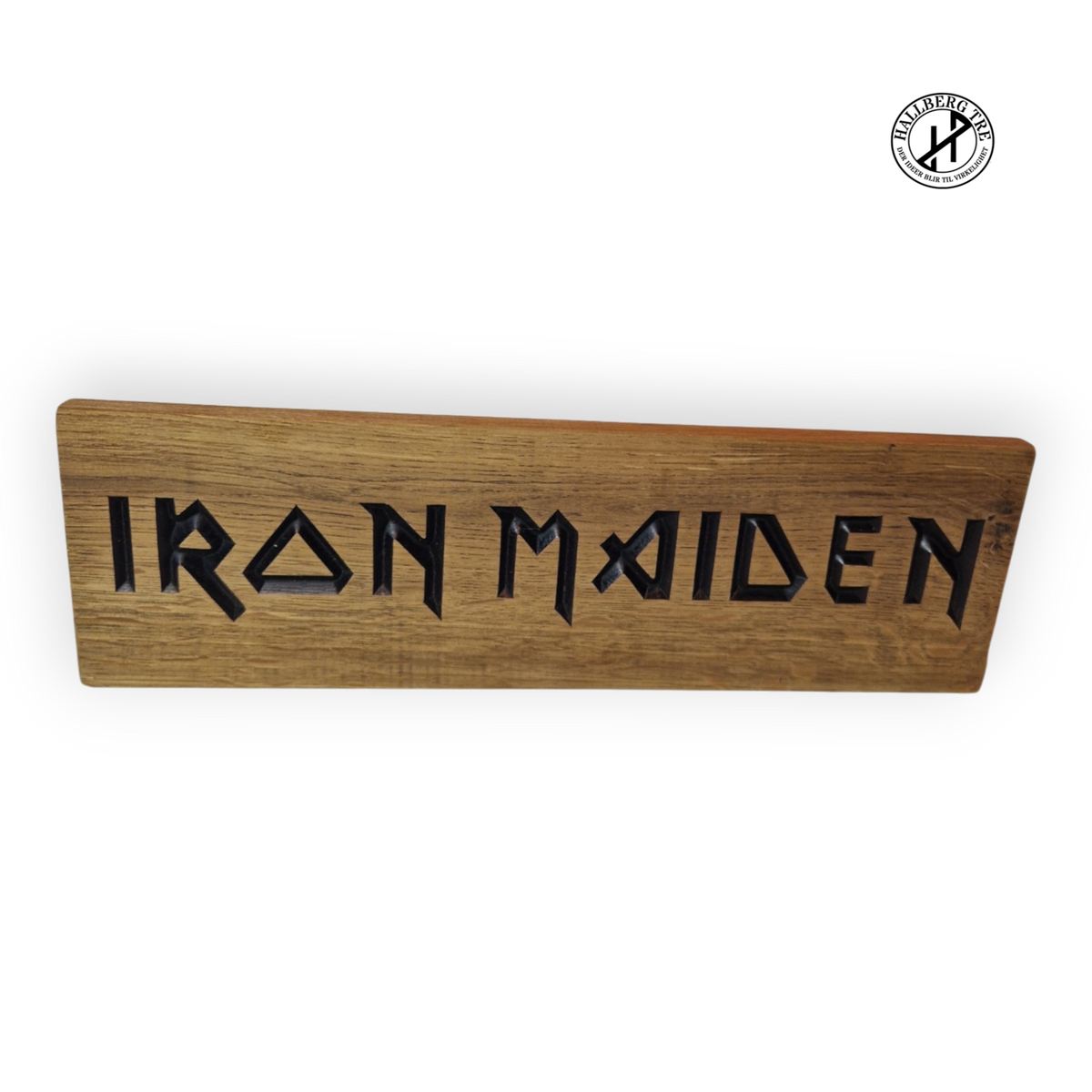 Iron Maiden-skilt frest i massiv eik