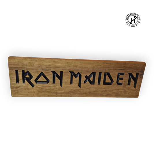 Iron Maiden-skilt frest i massiv eik