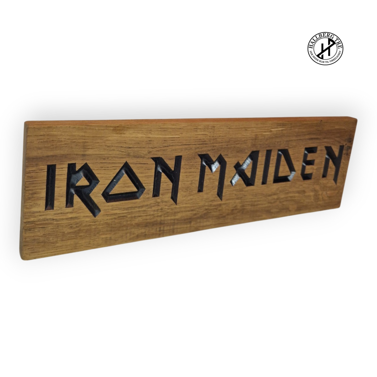 Iron Maiden-logo i eik, nærbilde