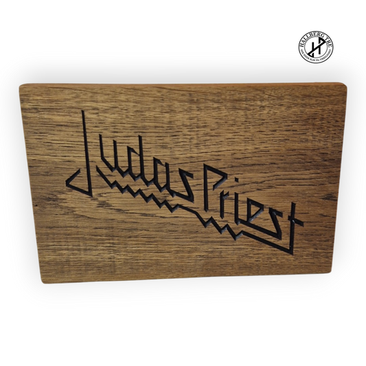 Judas Priest-skilt frest i massiv eik