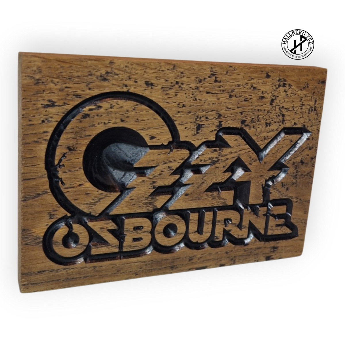 Ozzy-logo i eik, nærbilde