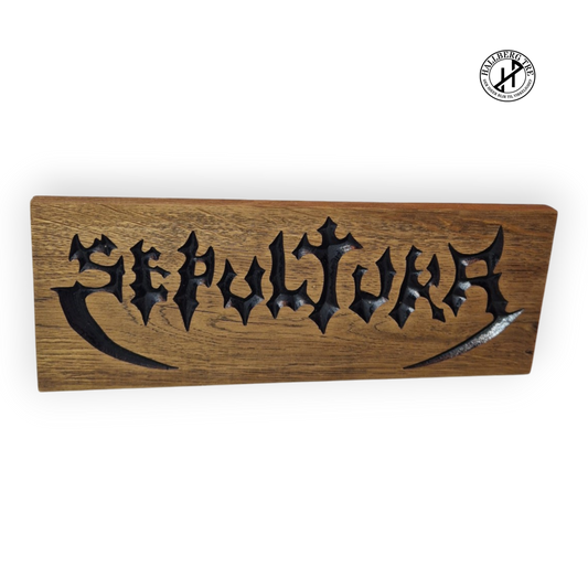 Sepultura-skilt frest i massiv eik