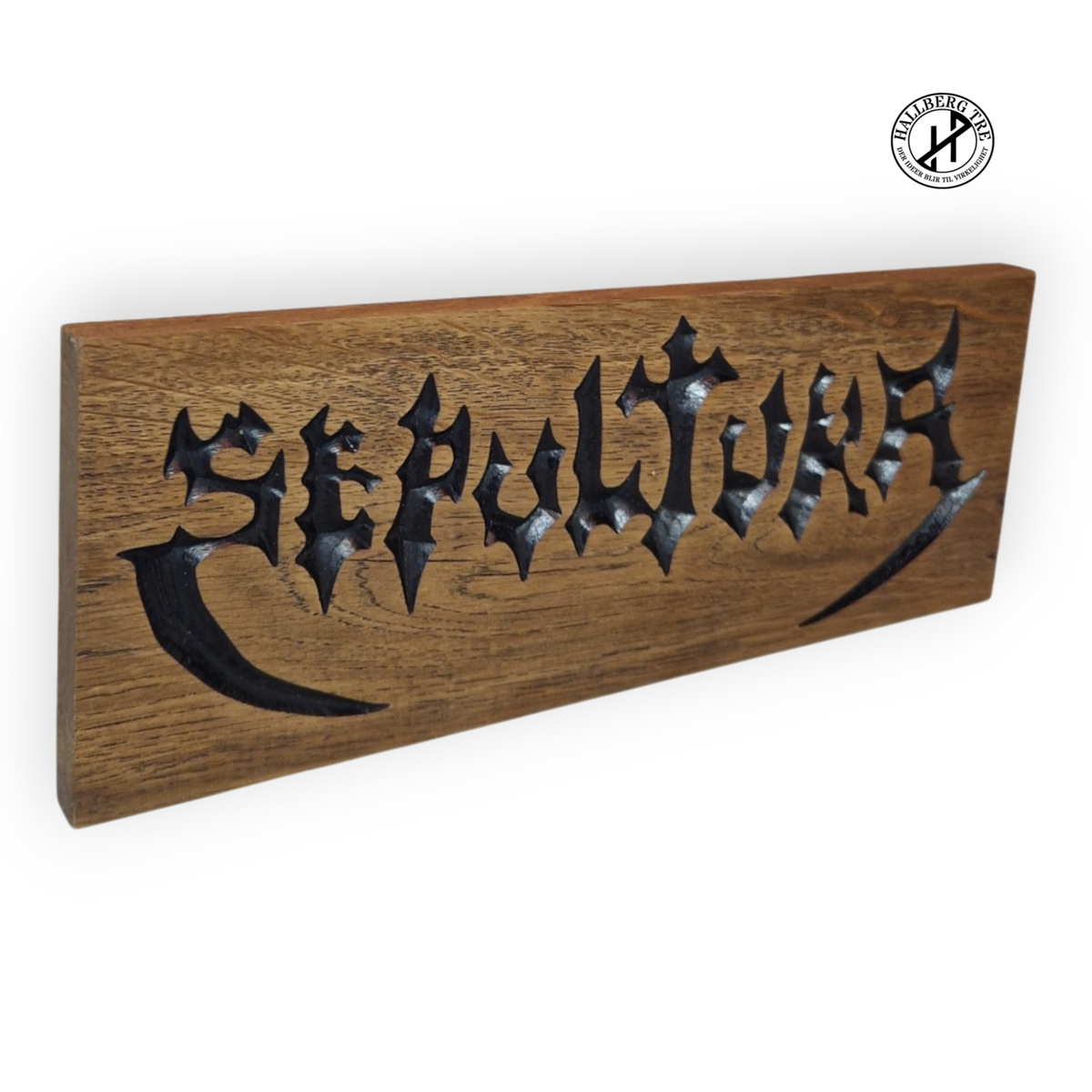 Sepultura-logo i eik, nærbilde