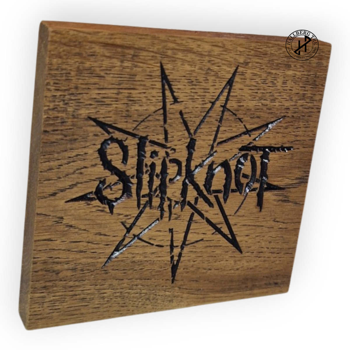 Slipknot-symbol i eik, nærbilde